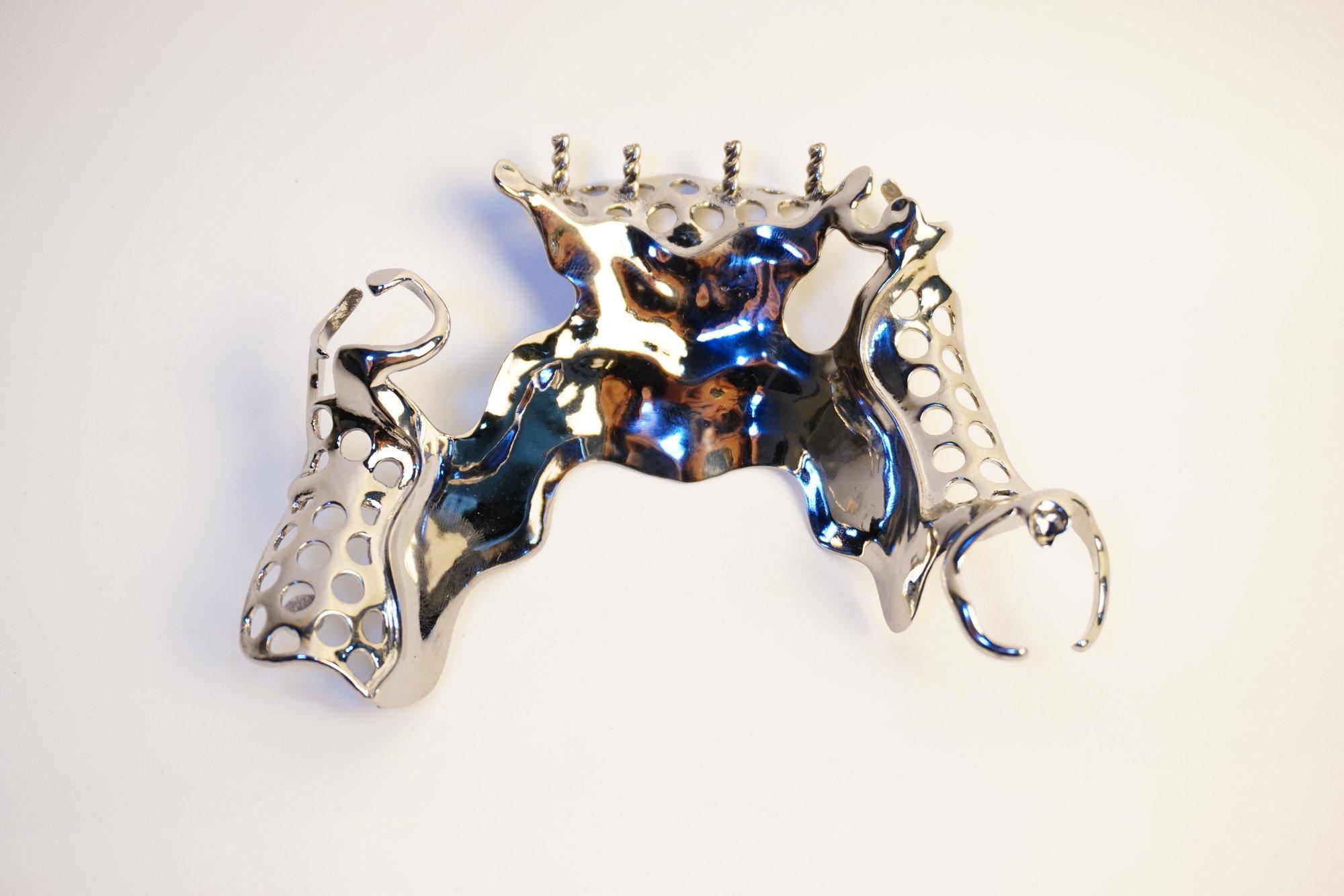 Upper framework with mesh retention pads and finger clasps