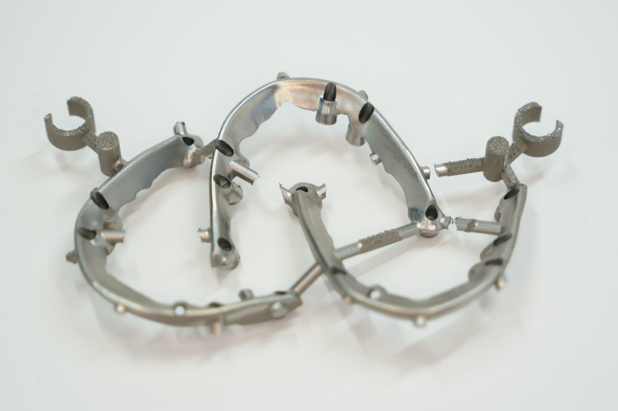 Pair of dental frameworks with clasps, formed in one piece
